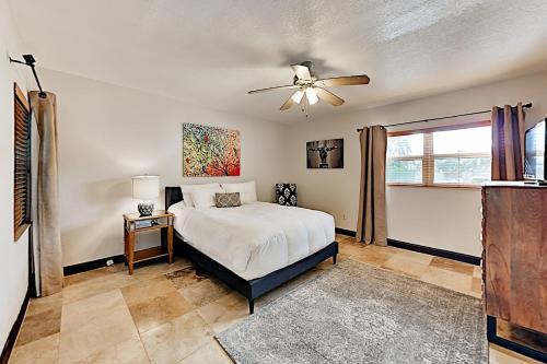 Tropical Retreat - Heated Pool, Spa, Walk To Beach Home
