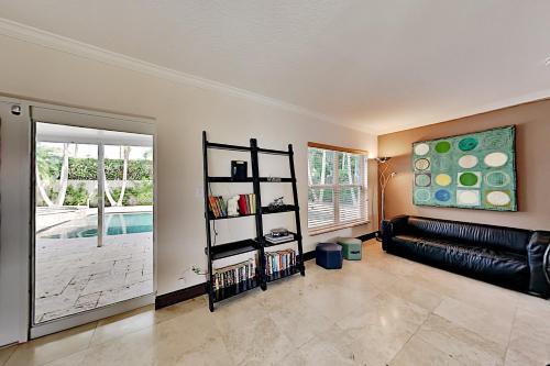 Tropical Retreat - Heated Pool, Spa, Walk To Beach Home