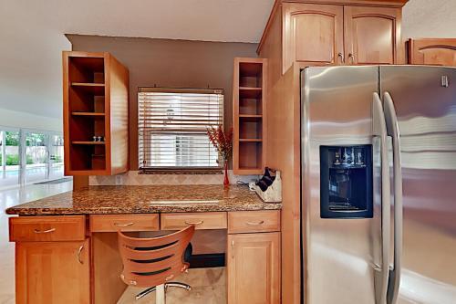 Tropical Retreat - Heated Pool, Spa, Walk To Beach Home