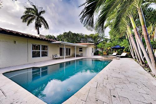 Tropical Retreat - Heated Pool, Spa, Walk To Beach Home