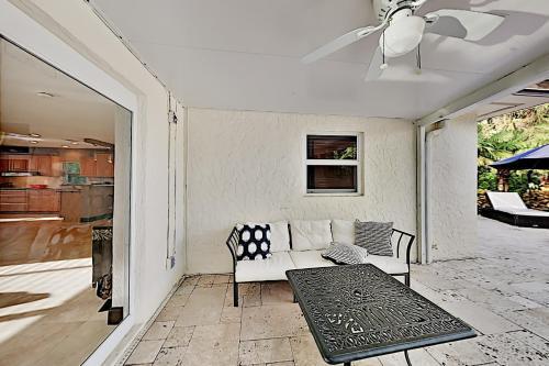 Tropical Retreat - Heated Pool, Spa, Walk To Beach Home