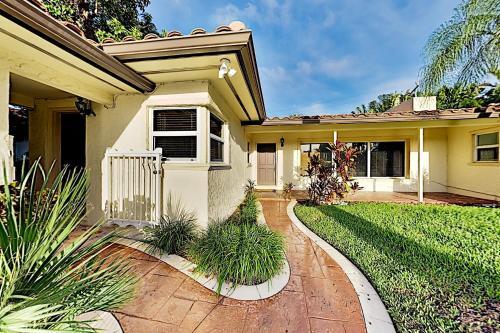 Tropical Retreat - Heated Pool, Spa, Walk To Beach Home