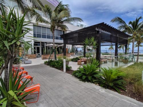Modern Luxury Beach Hotel Large 2 Bedroom With Views 2208
