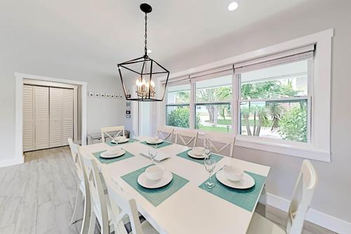 All-new Oasis - Private Pool & Outdoor Kitchen Home