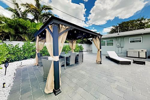 All-new Oasis - Private Pool & Outdoor Kitchen Home