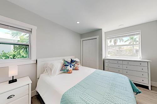 All-new Oasis - Private Pool & Outdoor Kitchen Home