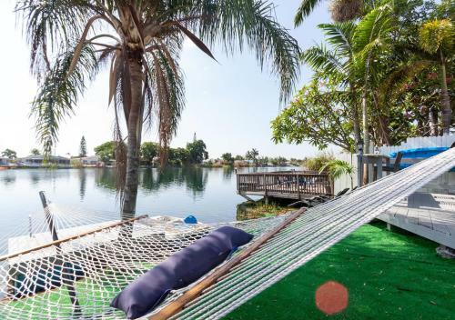 3,2 Lake House With Water Front Bar