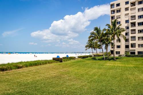 Apartamento Sandarac B610, 2 Bedrooms, Pool Access, Beach Front, Sleeps 4