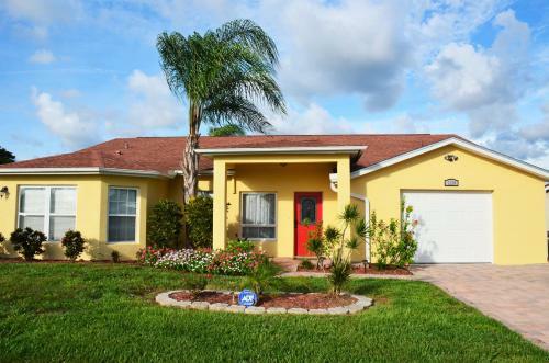 Waterfront Florida Home With Boat Lift And Kayaks!