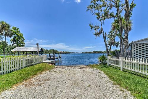 Cozy Riverfront Homosassa Cottage With Boat Slip