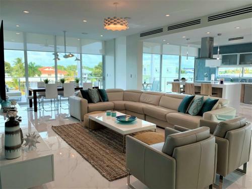 A Coastal Getaway 6/4.5 Bath W Pool, Dock & Kayaks