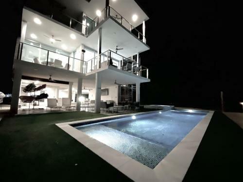 A Coastal Getaway 6/4.5 Bath W Pool, Dock & Kayaks