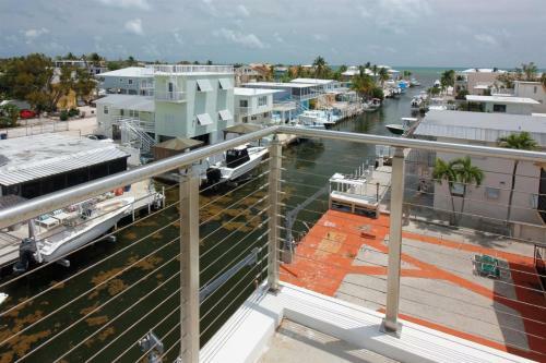 A Coastal Getaway 6/4.5 Bath W Pool, Dock & Kayaks