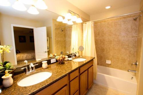 8960 Paradise Palms