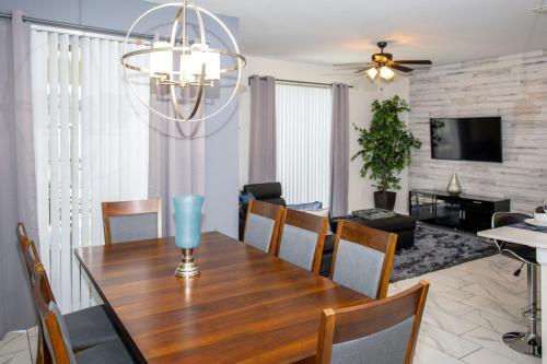 Four Bedrooms W/ Pool Storey Lake Resort 4902
