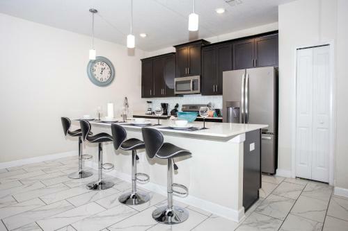 Four Bedrooms W/ Pool Storey Lake Resort 4902