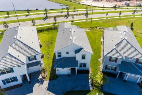 Gorgeous 5 Bedroom Storey Lake Pool Home