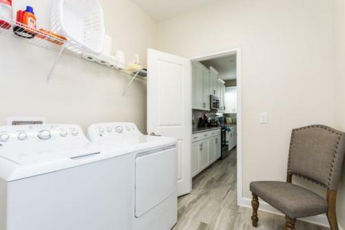 Gorgeous 5 Bedroom Storey Lake Pool Home
