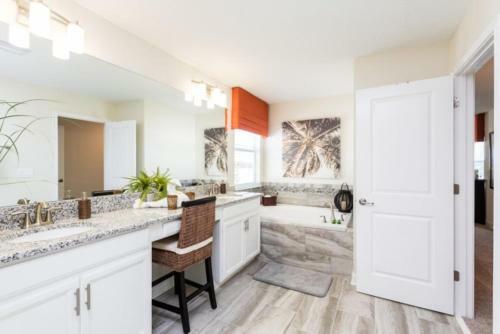Gorgeous 5 Bedroom Storey Lake Pool Home