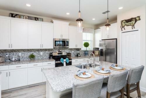 Gorgeous 5 Bedroom Storey Lake Pool Home