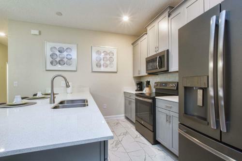 Storey Lake-5 Bedroom Townhome W/splashpool-1630st