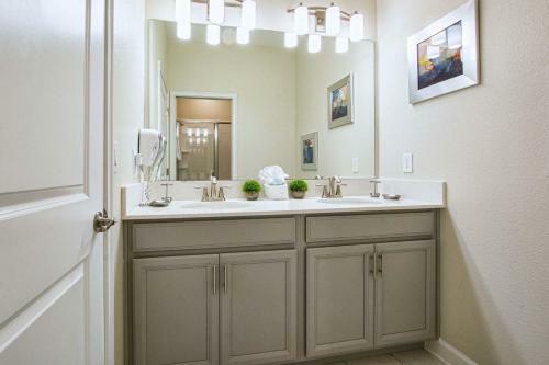 Storey Lake-5 Bedroom Townhome W/splashpool-1630st