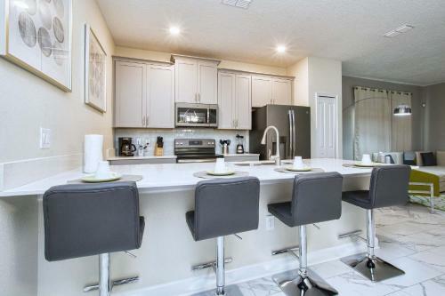 Storey Lake-5 Bedroom Townhome W/splashpool-1630st