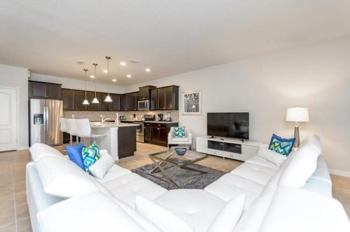 Villa Windsor At Westside 8811md