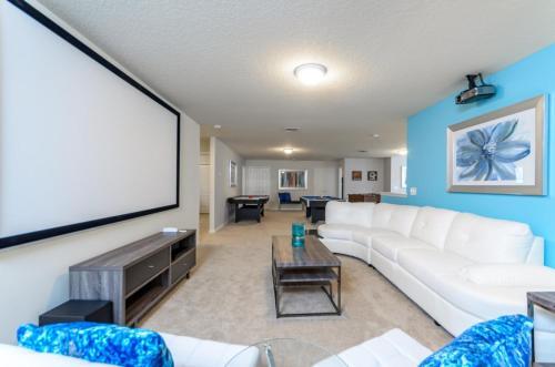 Villa Windsor At Westside 8811md