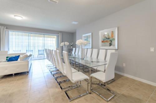 Villa Windsor At Westside 8811md