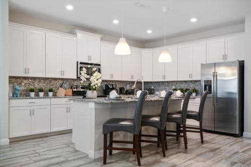 Villa Luxury 6 Bedroom Home - Storey Lake