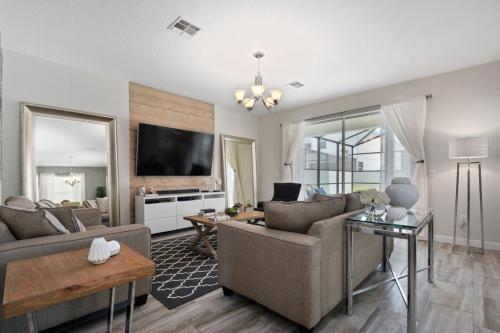 Villa Luxury 6 Bedroom Home - Storey Lake