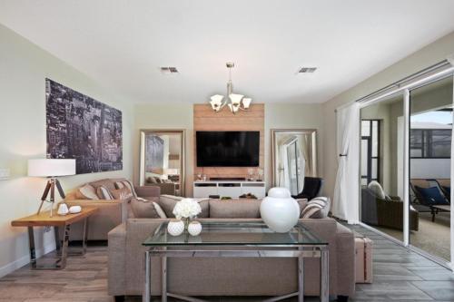 Villa Luxury 6 Bedroom Home - Storey Lake