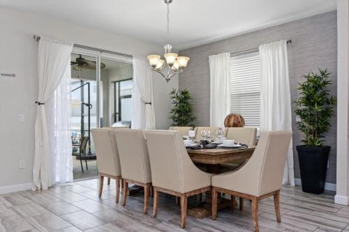 Villa Luxury 6 Bedroom Home - Storey Lake