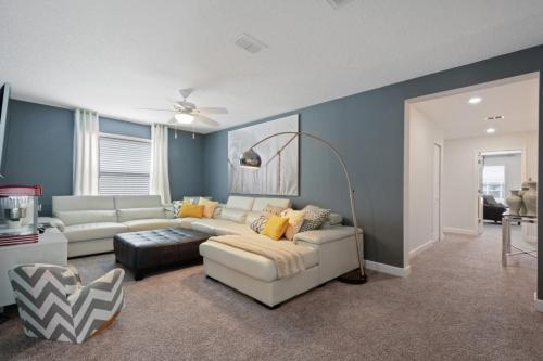 Villa Luxury 6 Bedroom Home - Storey Lake