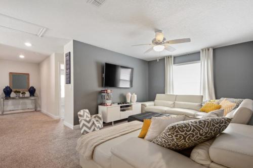 Villa Luxury 6 Bedroom Home - Storey Lake