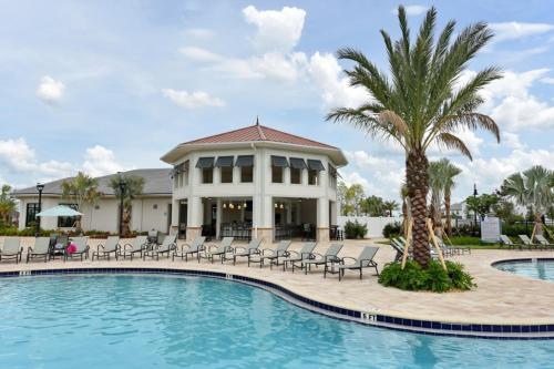 Villa Luxury 6 Bedroom Home - Storey Lake