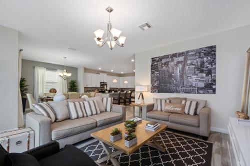 Villa Luxury 6 Bedroom Home - Storey Lake