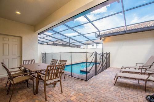 Menton Loop Villa Westside 7591e
