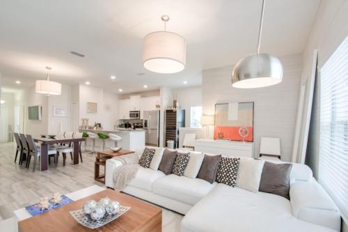 Luxury 5 Bedrooms Villa At Storey Lake
