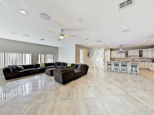 New Listing! Sumptuous Retreat Near Beach With Pool Home