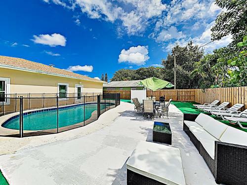 New Listing! Sumptuous Retreat Near Beach With Pool Home