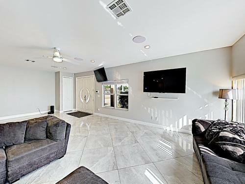 New Listing! Sumptuous Retreat Near Beach With Pool Home
