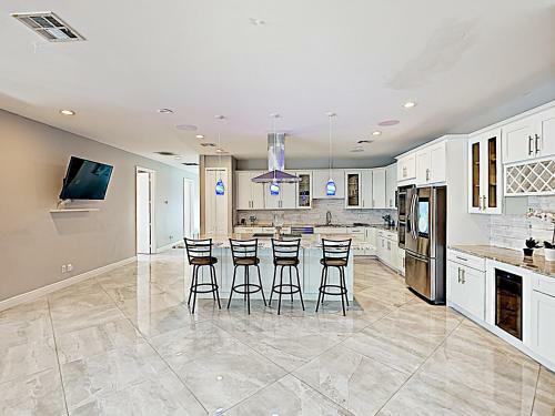 New Listing! Sumptuous Retreat Near Beach With Pool Home