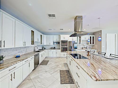 New Listing! Sumptuous Retreat Near Beach With Pool Home
