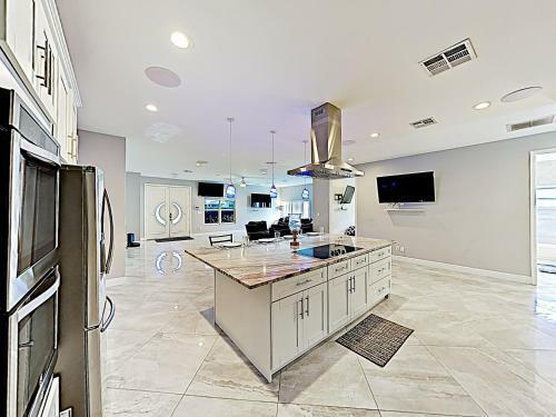 New Listing! Sumptuous Retreat Near Beach With Pool Home