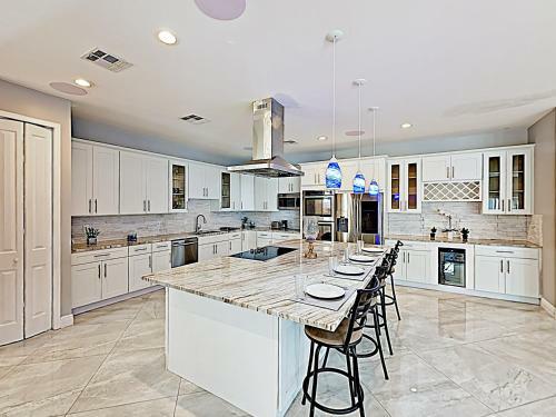 New Listing! Sumptuous Retreat Near Beach With Pool Home