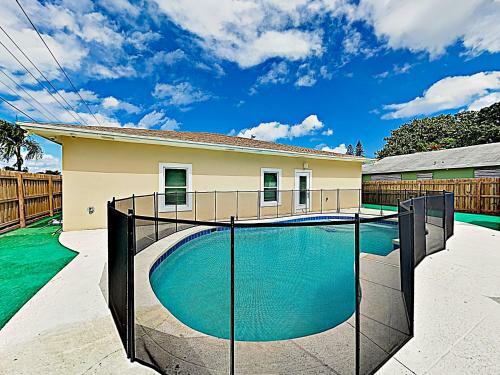 New Listing! Sumptuous Retreat Near Beach With Pool Home