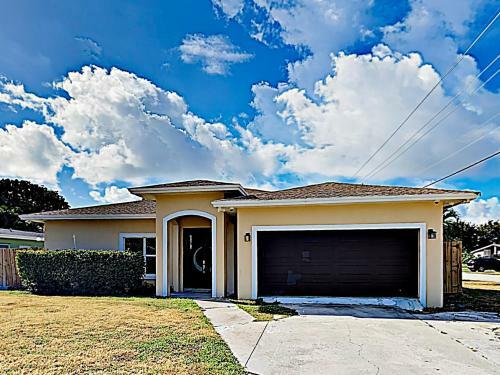 New Listing! Sumptuous Retreat Near Beach With Pool Home