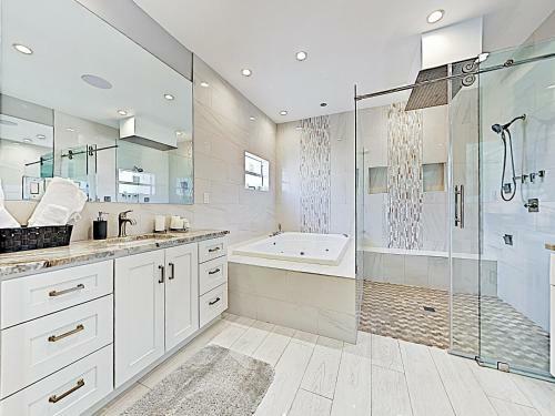 New Listing! Sumptuous Retreat Near Beach With Pool Home